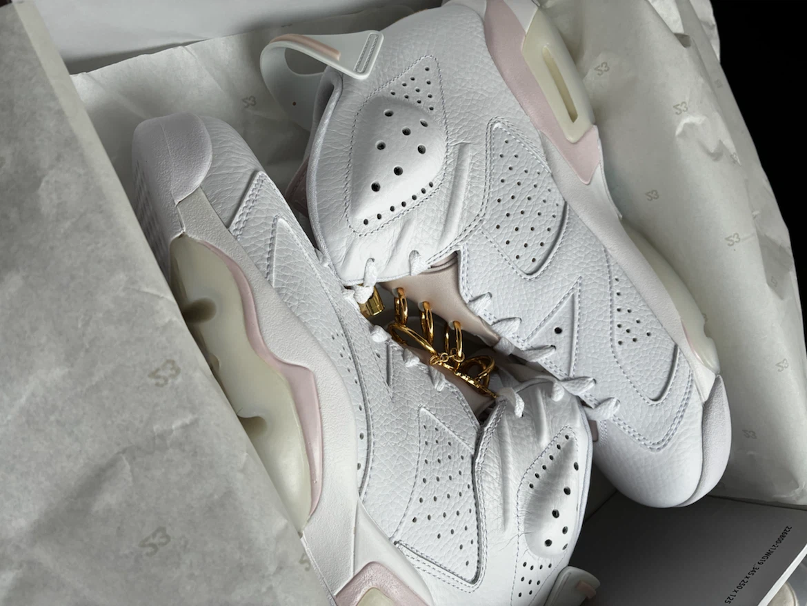 Sz.9m/10.5w Nike Air Jordan 6 Retro Gold Hoops