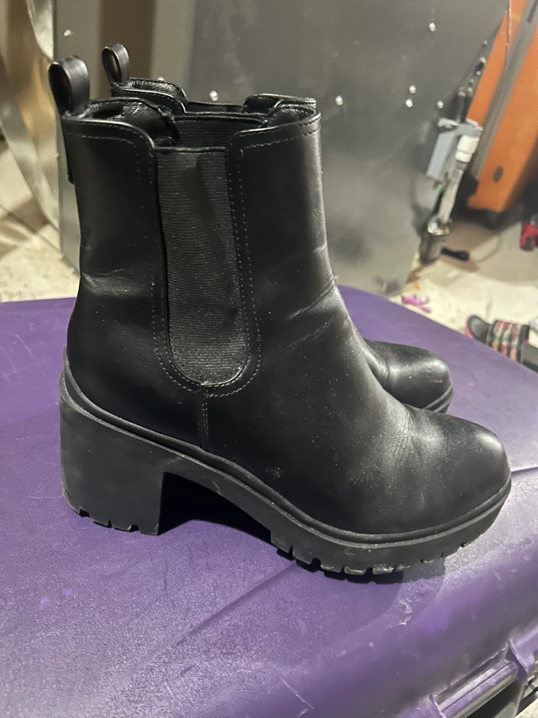 Nine West black lug sole Chelsea boots - photo 2