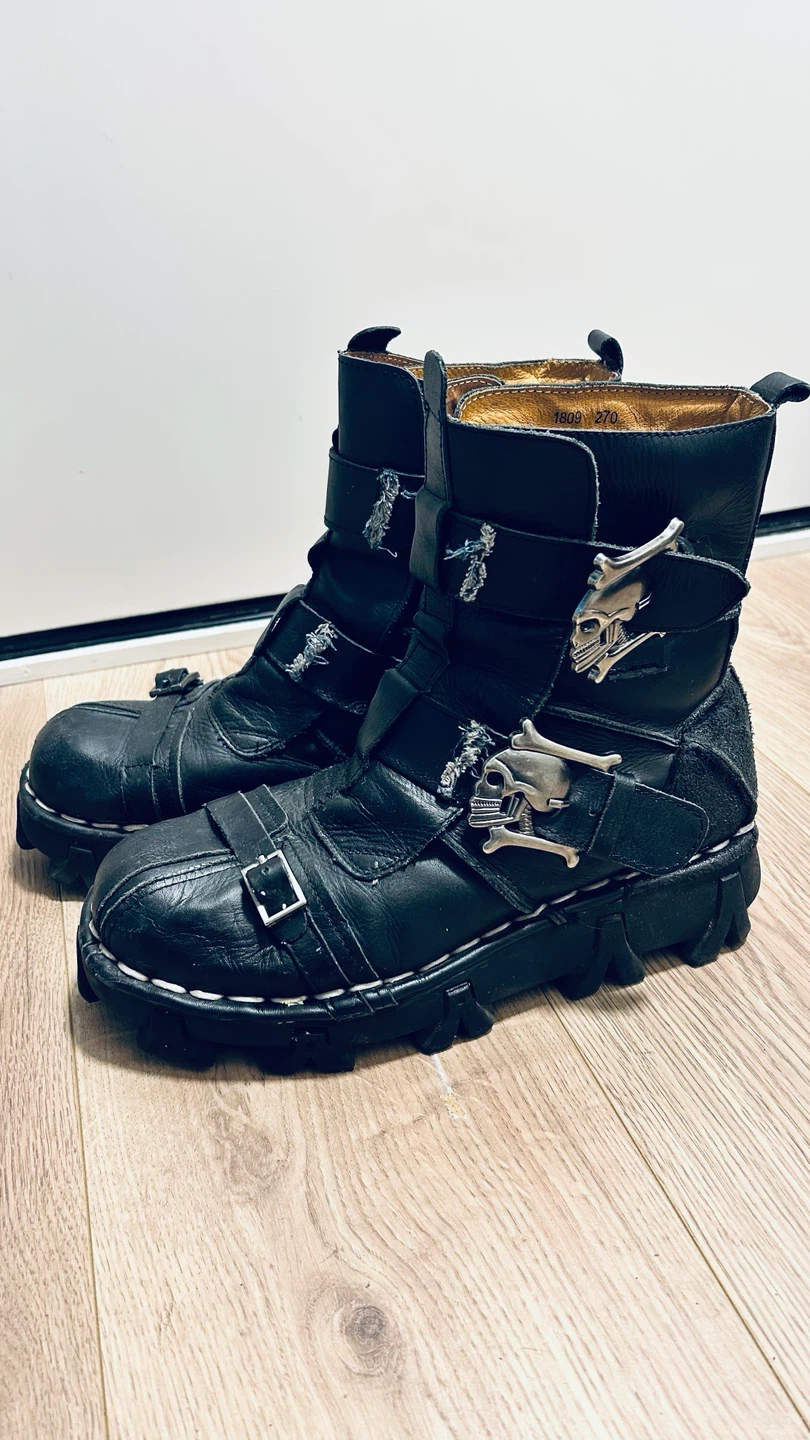 Black Leather Biker Boots with Skull Buckles –