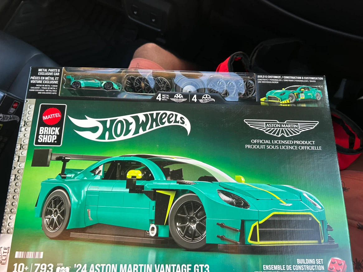 Hot Wheels Brick Shop Aston Martin Vantage GT3