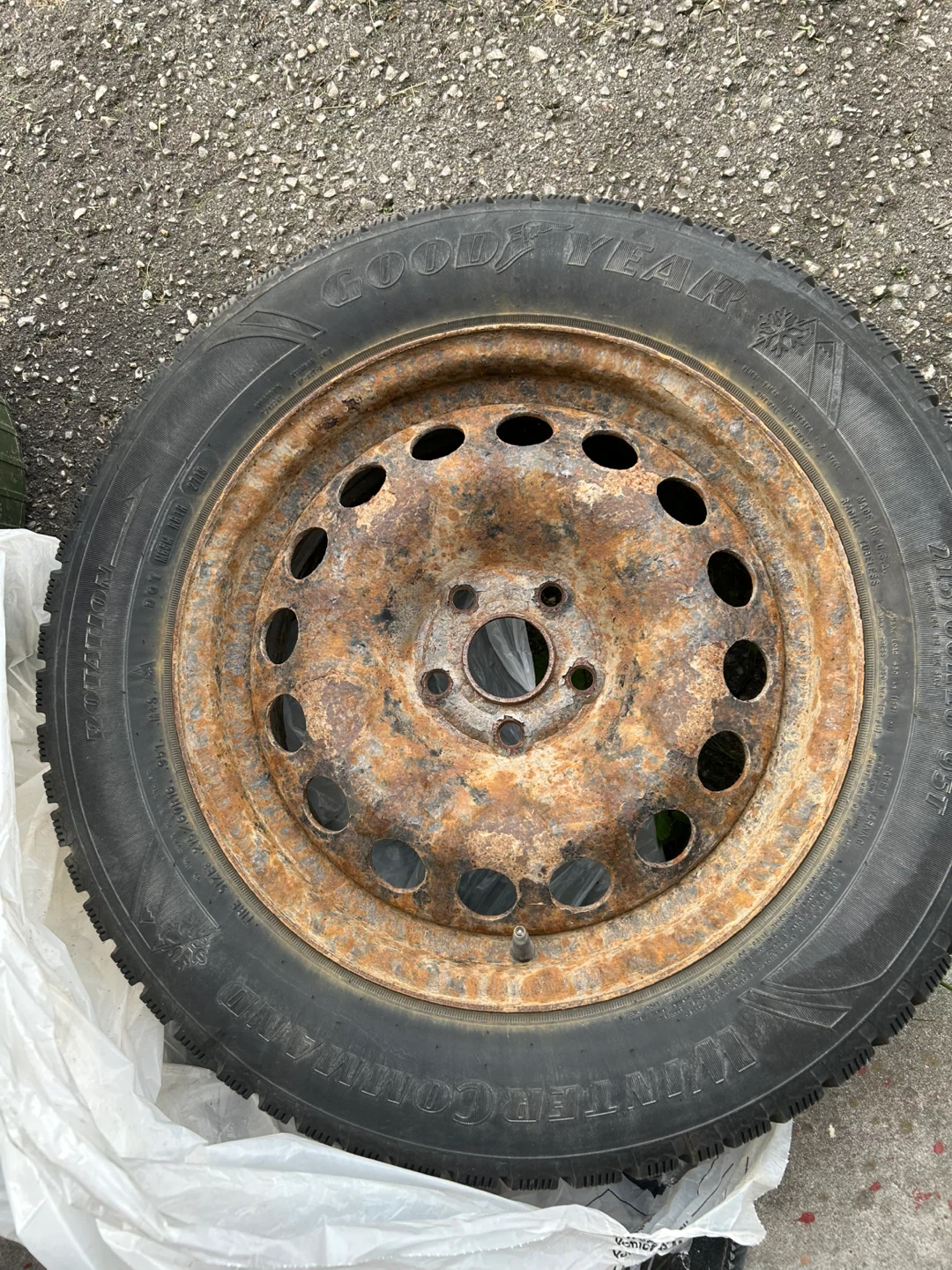 Goodyear WinterCommand Tire 215/60R16