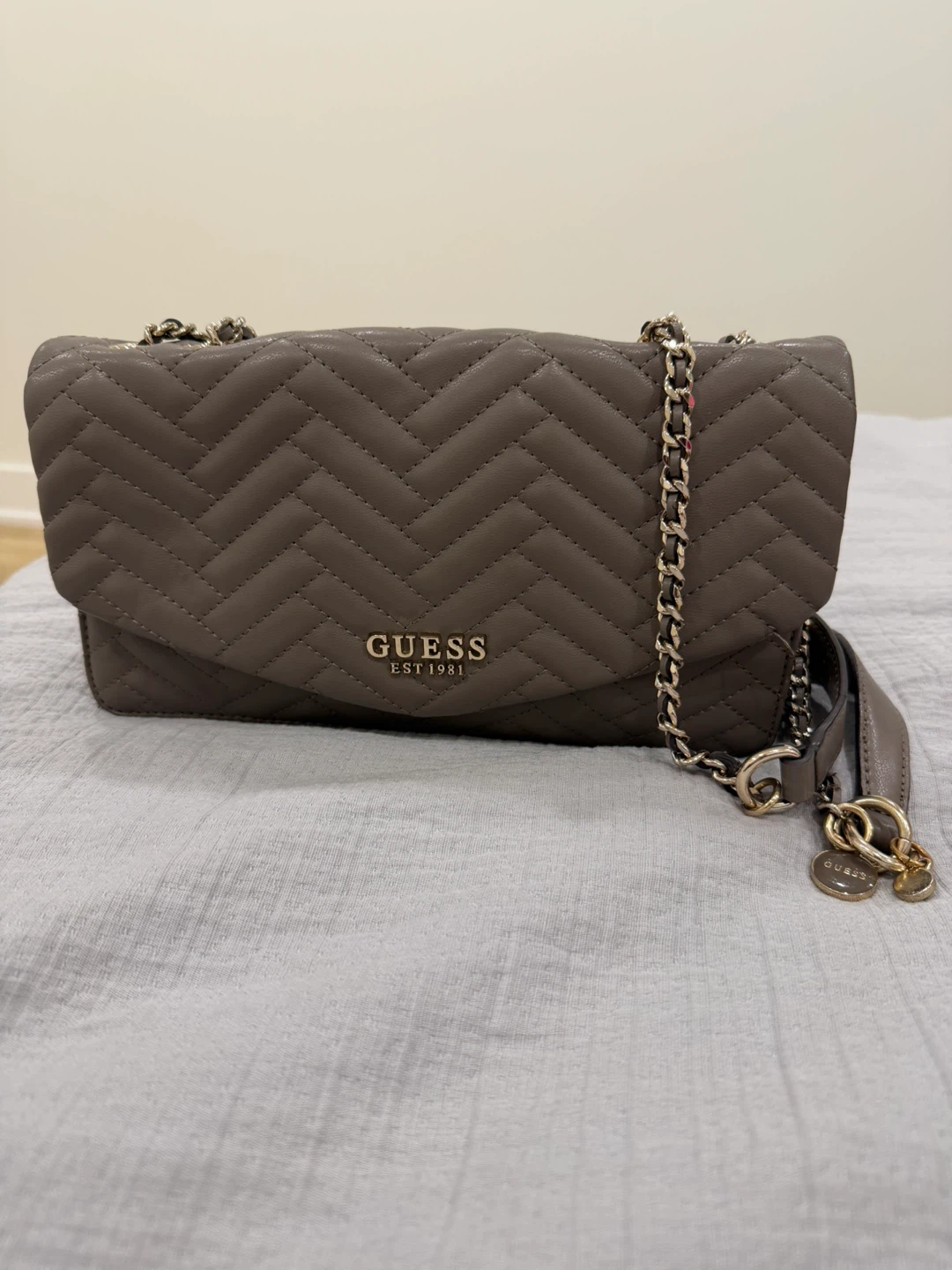 Selling guess bag