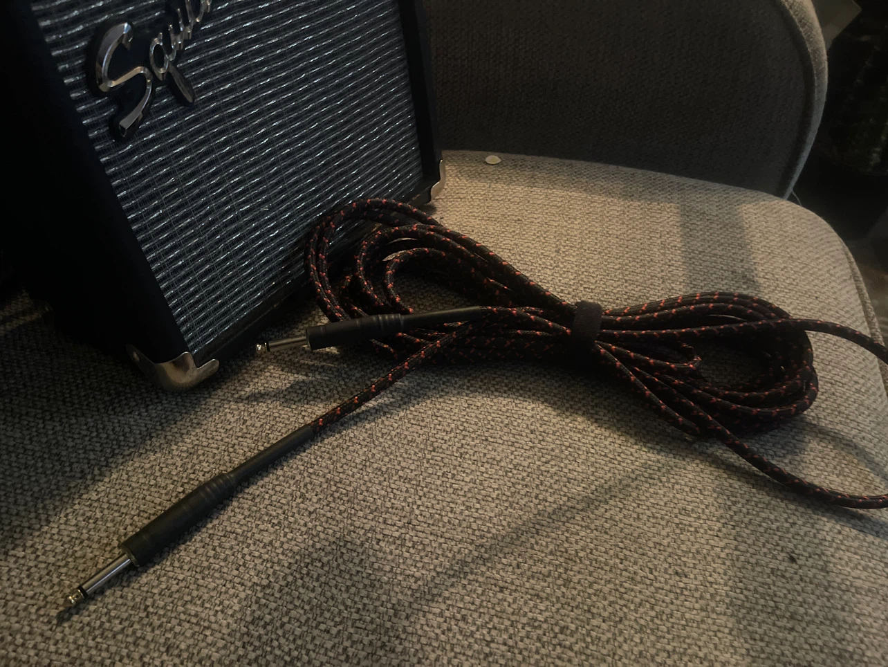 Squier Frontman 10G Guitar Amp and Cables - photo 2