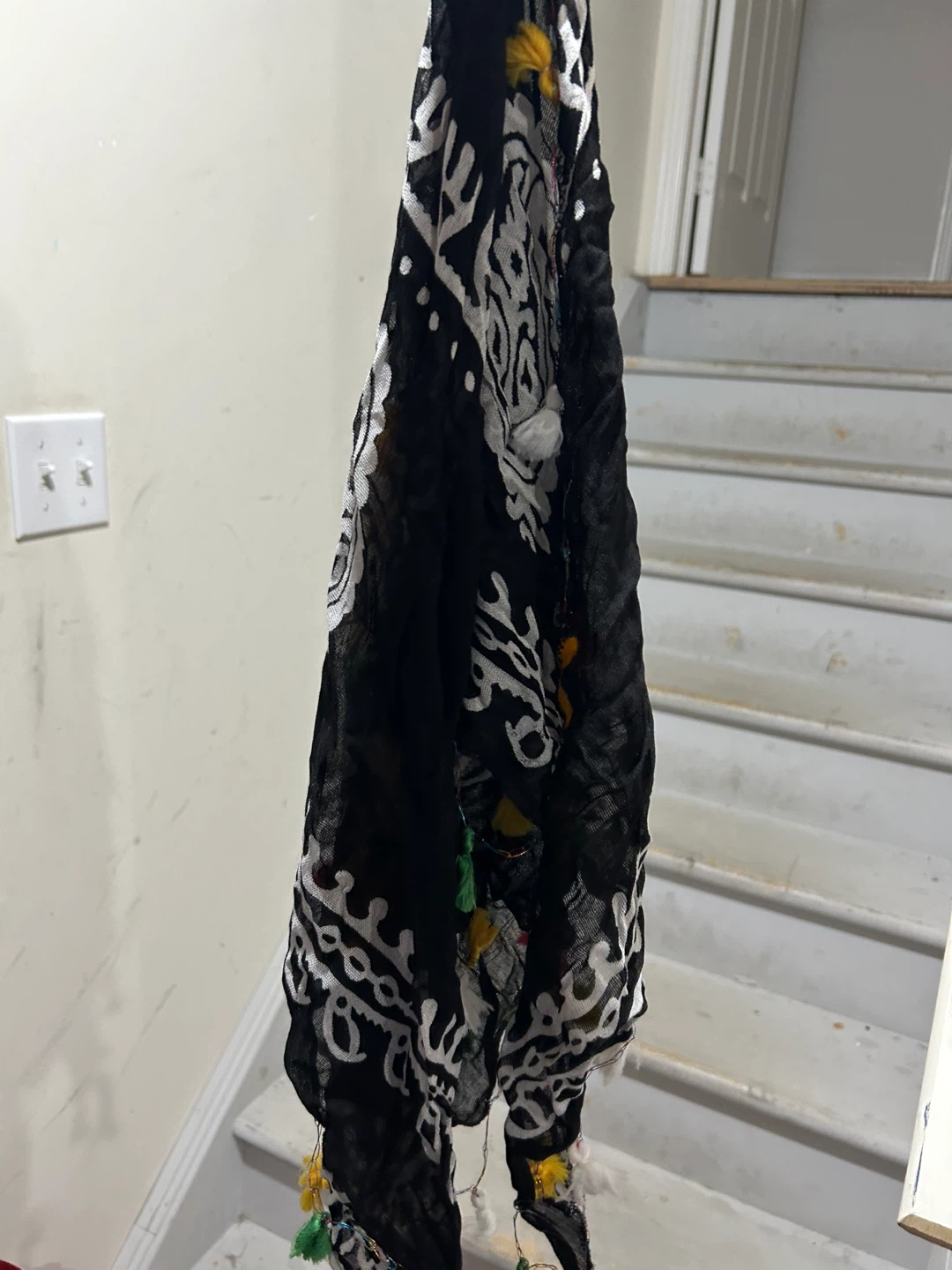Black and white patterned scarf with tassels - photo 3
