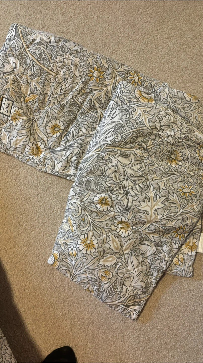 Queen Comforter + 2 Pillows – New - photo 2