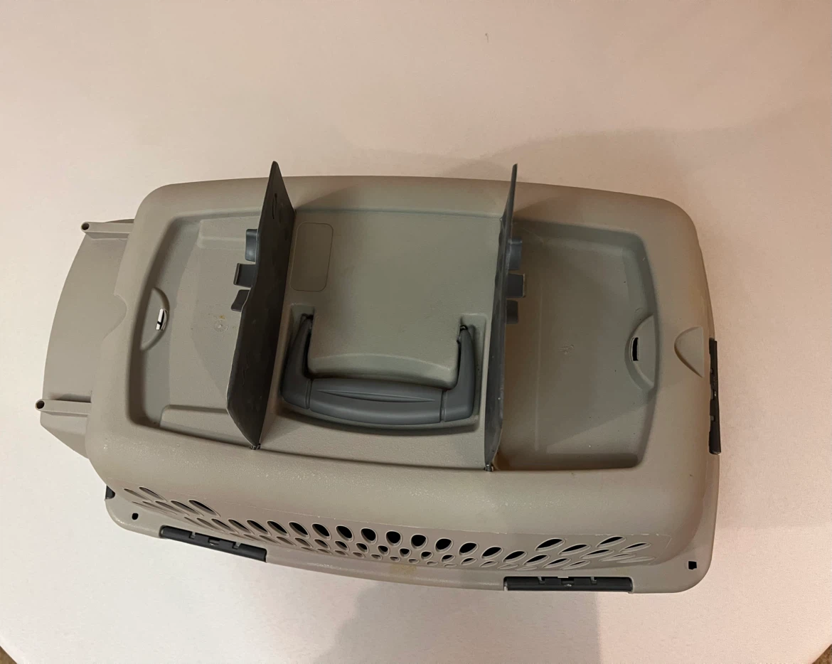 Grey Cat Carrier / Hard Shell / Like New - photo 3