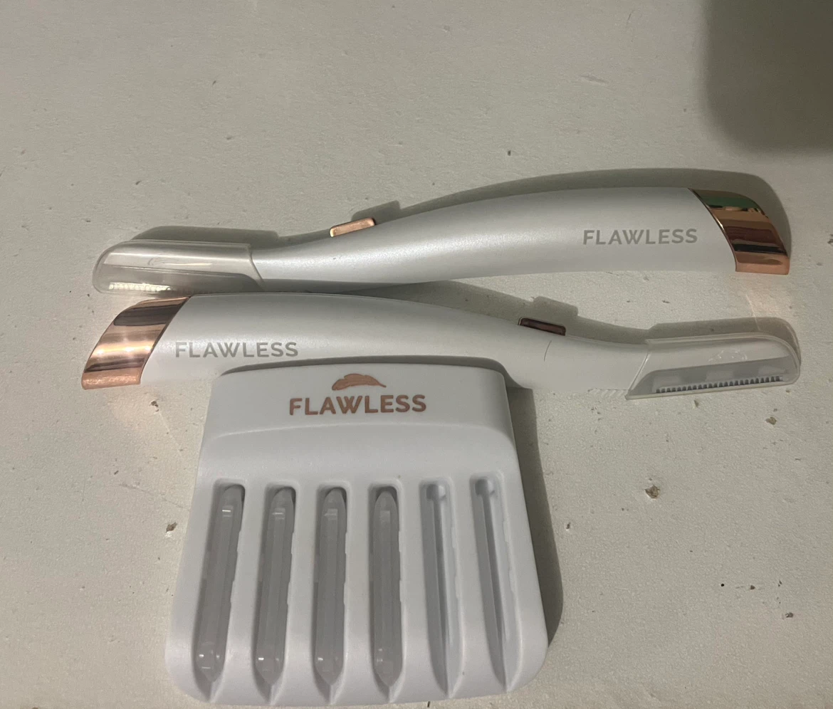 Finishing Touch Flawless Dermaplane Glo