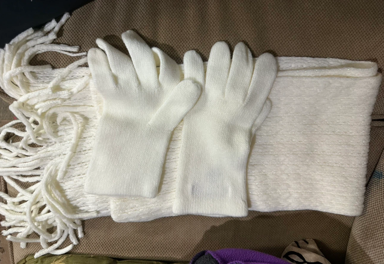 White knitted scarf and gloves set