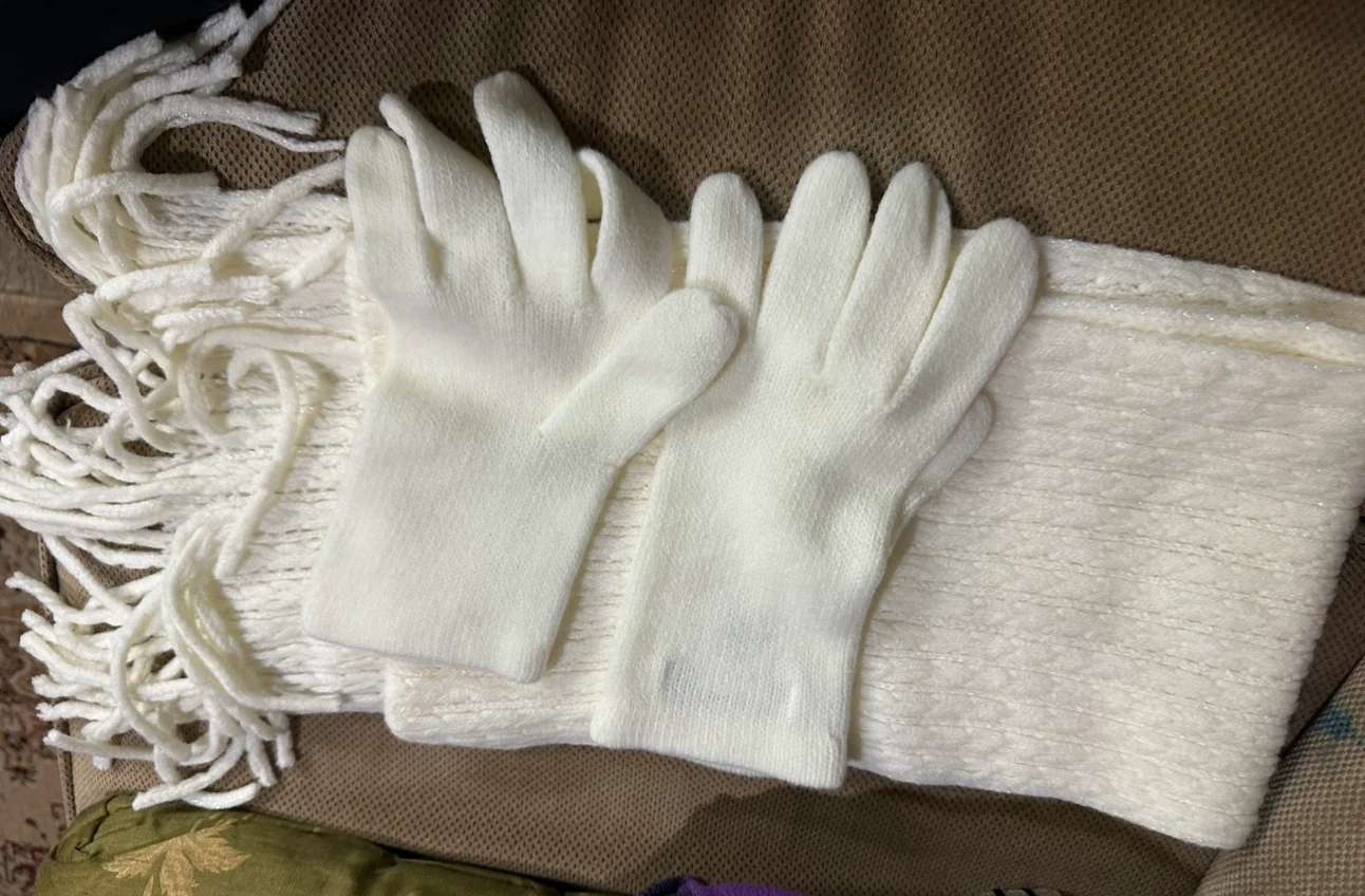 White knitted scarf and gloves set - photo 2
