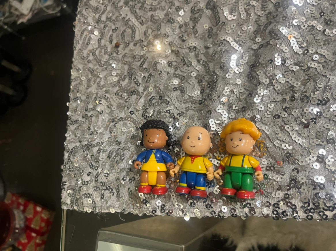 Caillou figure set - photo 3