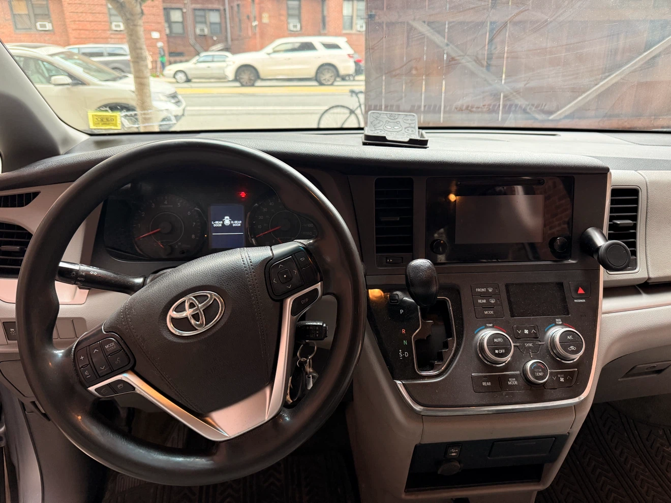 Toyota Sienna Silver Minivan - photo 5