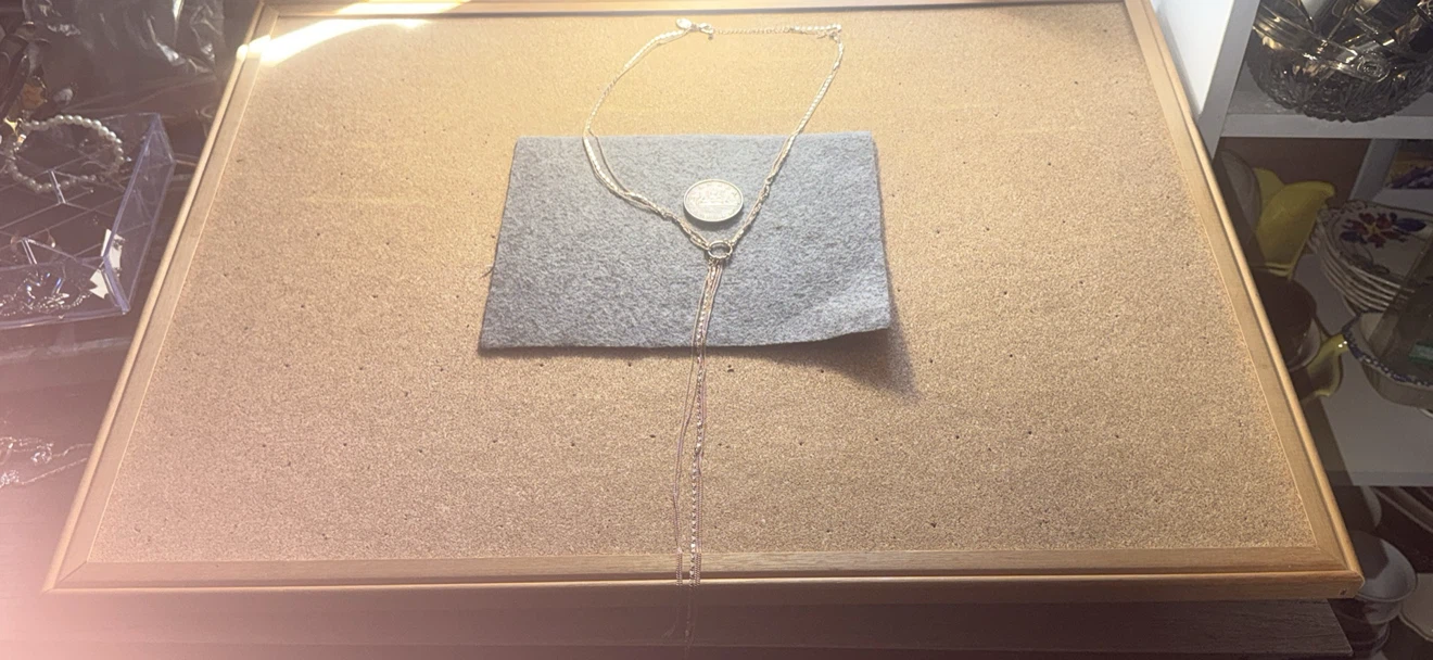 Elegant hoop and tassel necklace in a gold tone - photo 2