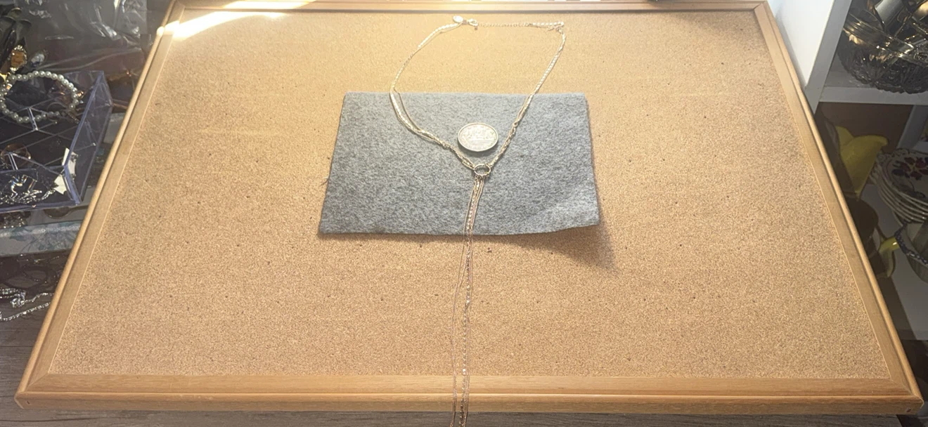 Elegant hoop and tassel necklace in a gold tone - photo 3