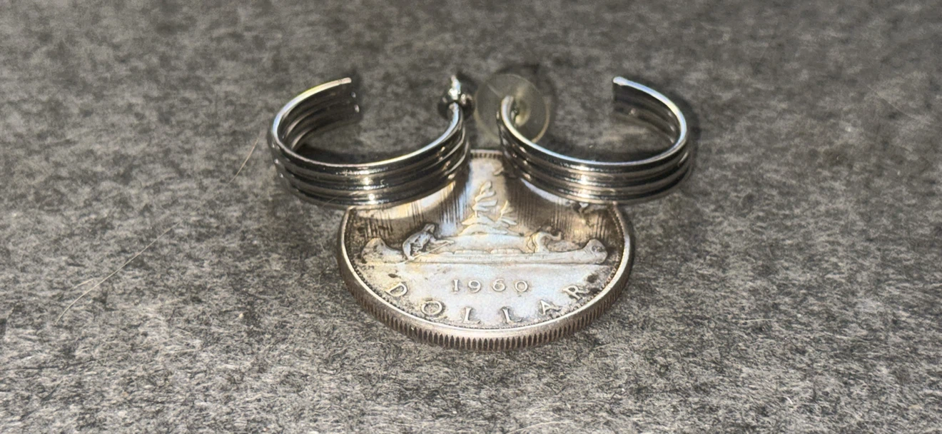 Nice vintage silver tone earrings