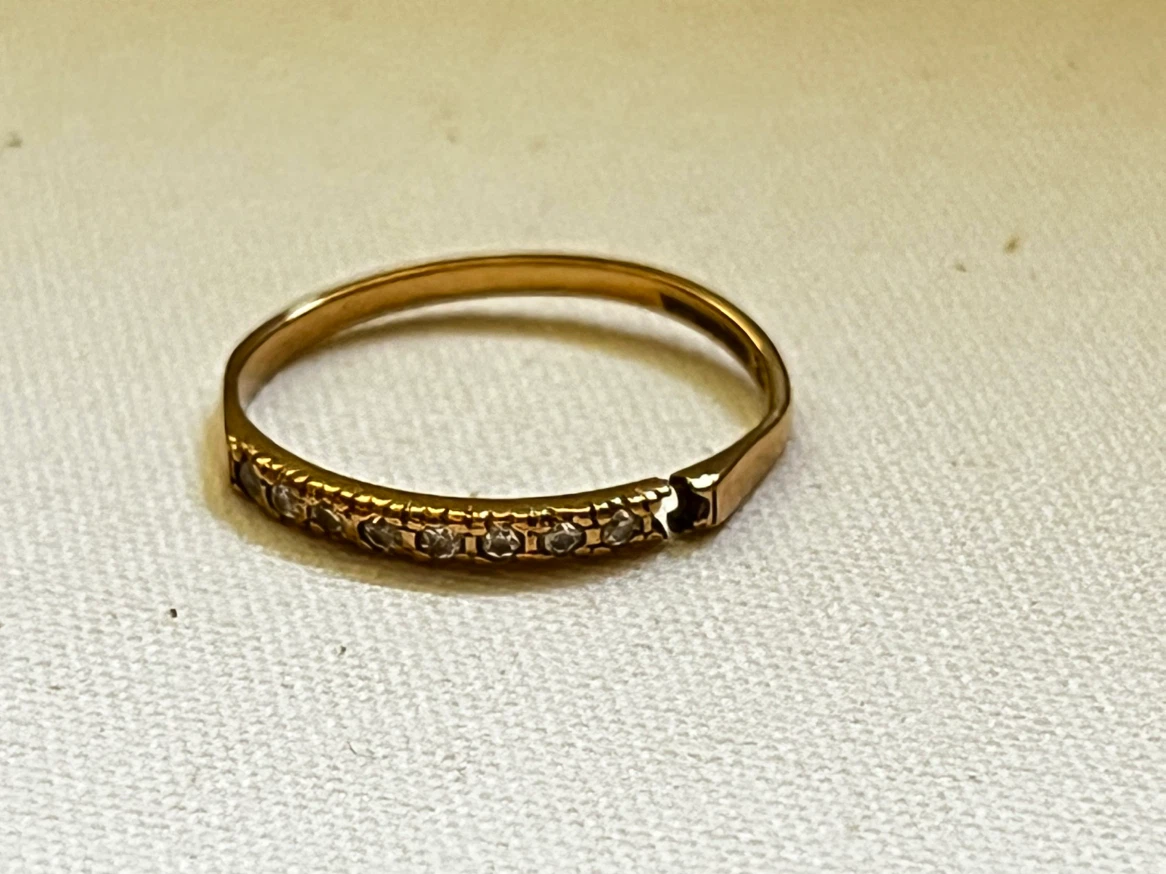 10k Gold and Diamond Band Ring - photo 3