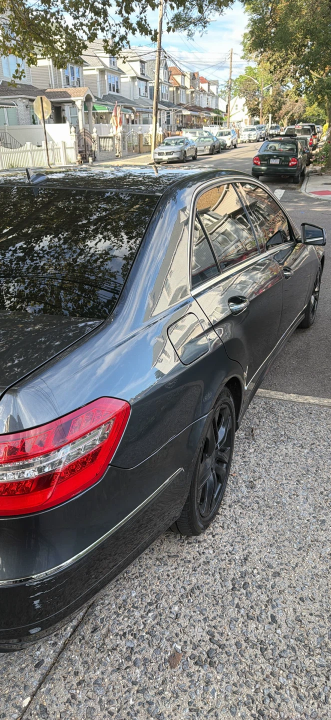Mercedes-Benz E550 Sedan - photo 2
