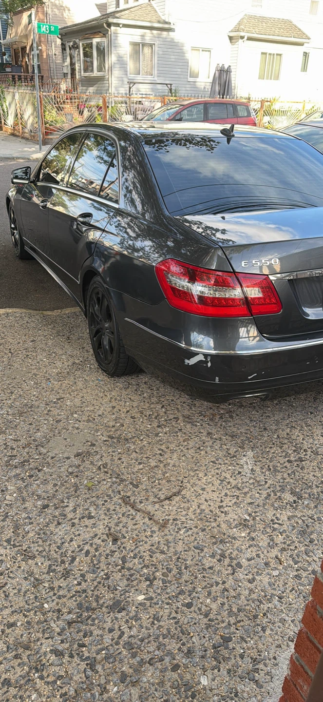 Mercedes-Benz E550 Sedan - photo 3