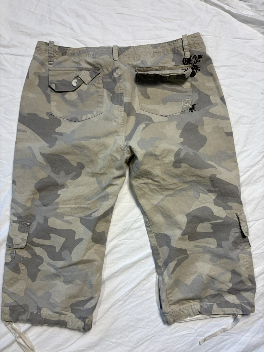 Quincy Camo Cargo Capri Pants Size 11 - photo 3