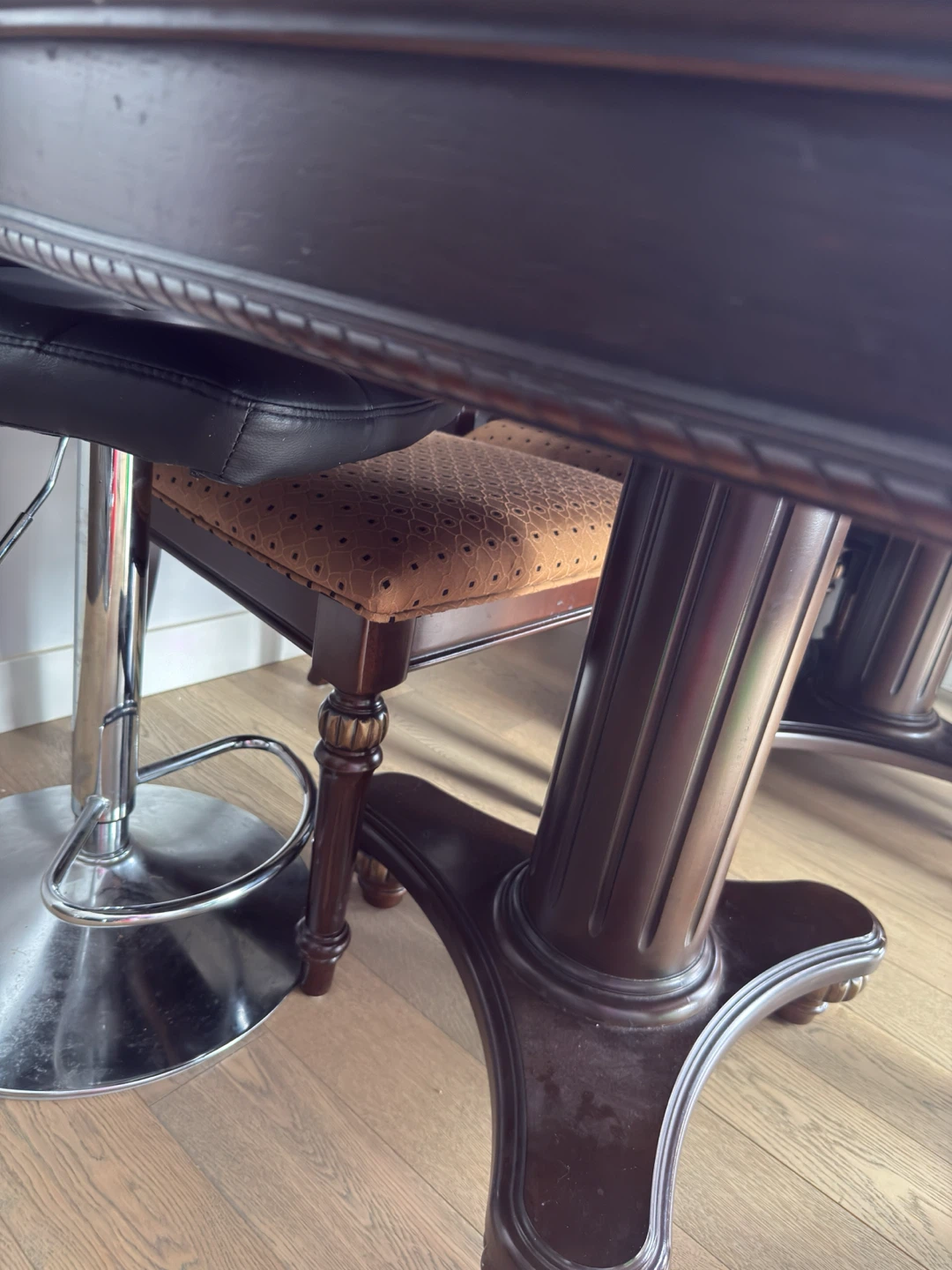 Dinning table with extension leaf and 6 chairs