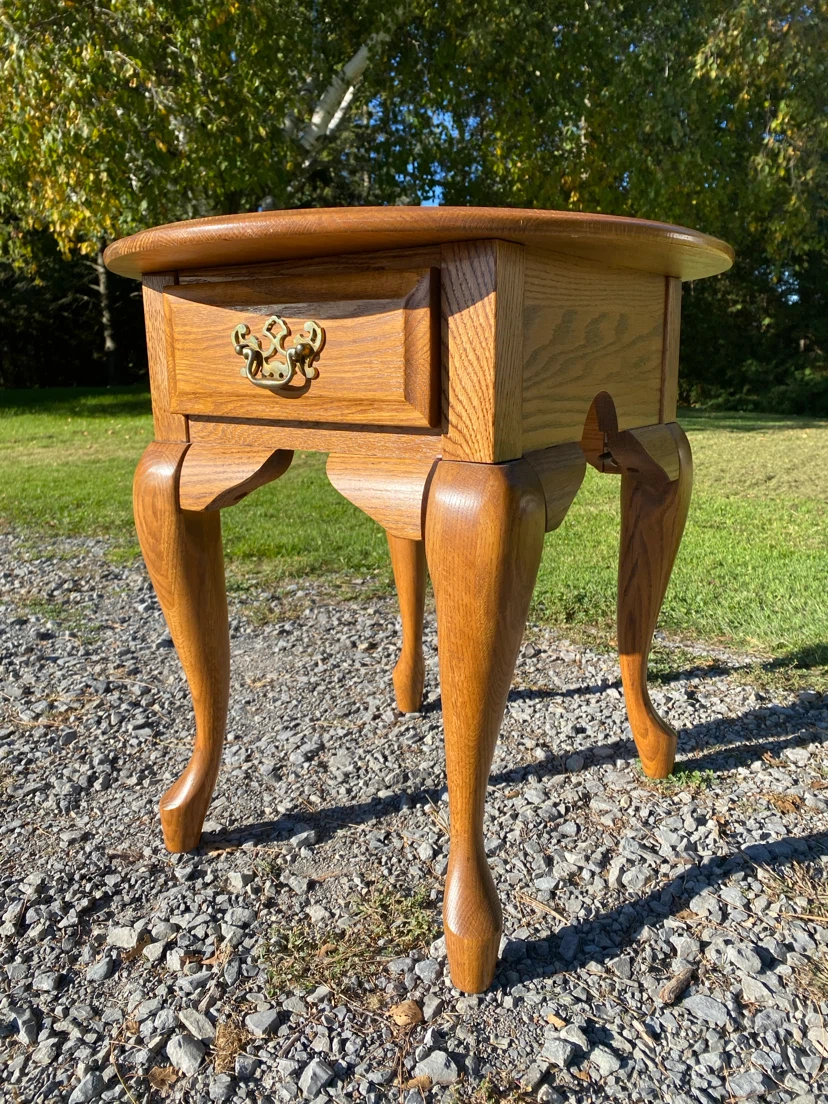 Vintage T&J Furniture Oak Side / End Table (CAN DELIVER)