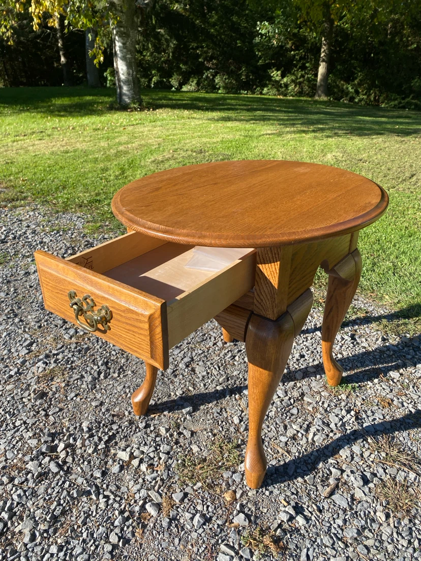 Vintage T&J Furniture Oak Side / End Table (CAN DELIVER) - photo 4