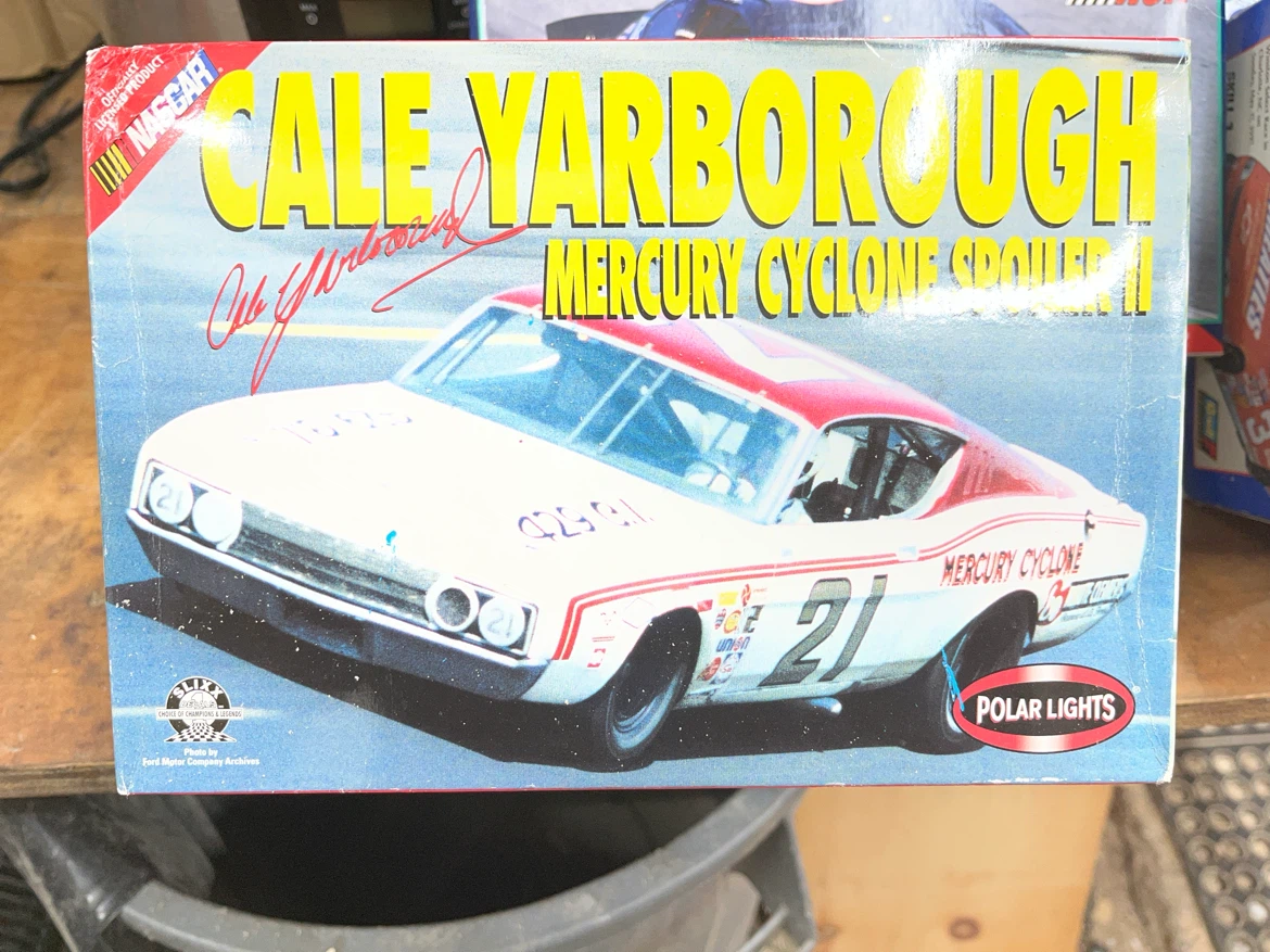 Set of 4 NASCAR Model Car Kits - photo 2