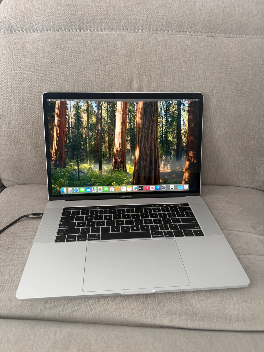 MacBook Pro 15” Touch Bar 2.6ghz i7 32gb ram 500gb , comes w box
