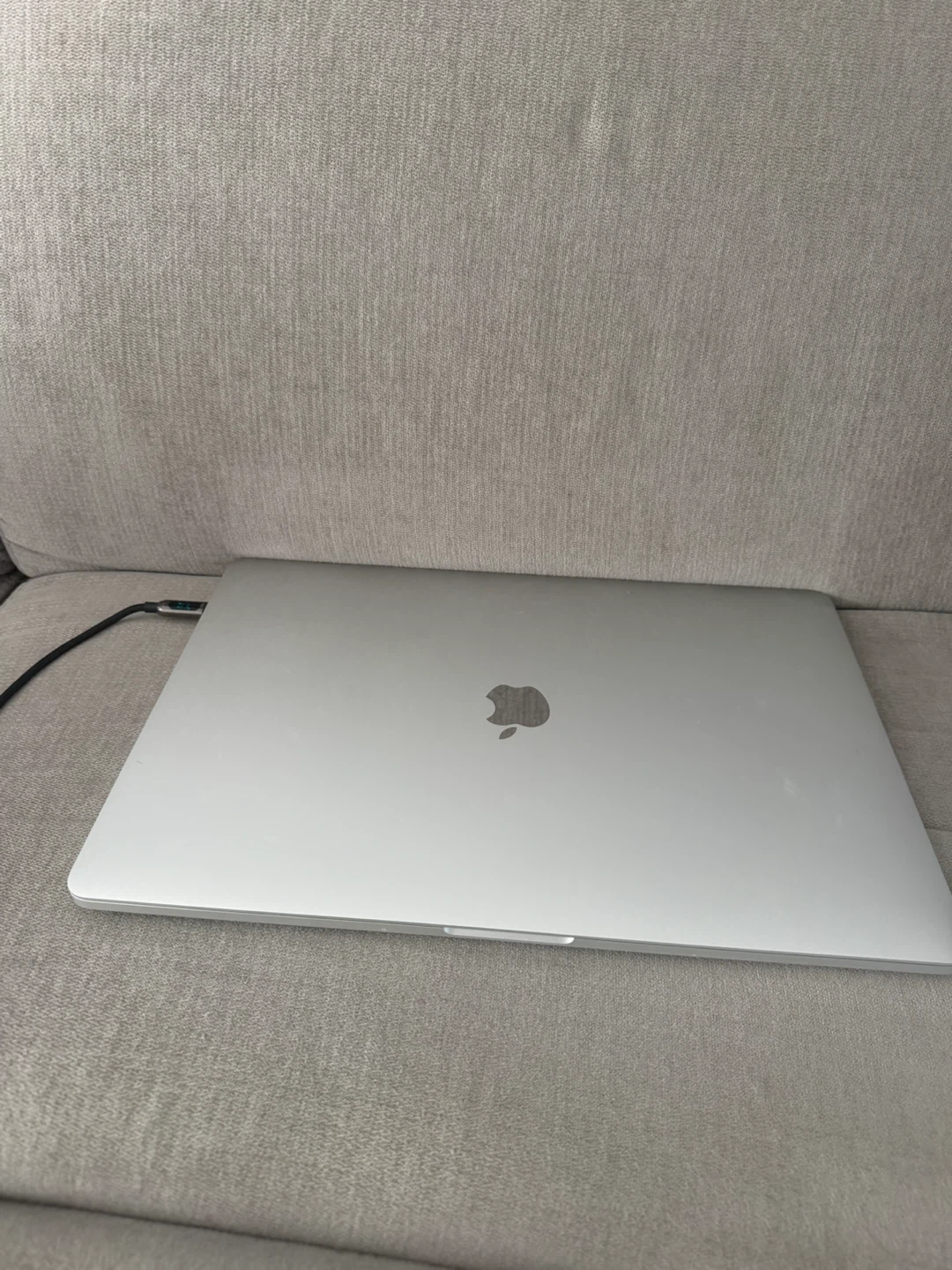 MacBook Pro 15” Touch Bar 2.6ghz i7 32gb ram 500gb , comes w box - photo 2
