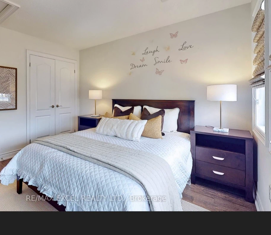 Dark Wood Queen Bed ser
