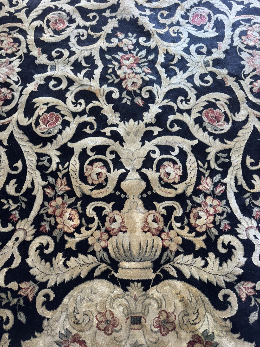 Traditional Persian-style floral area rug - photo 2