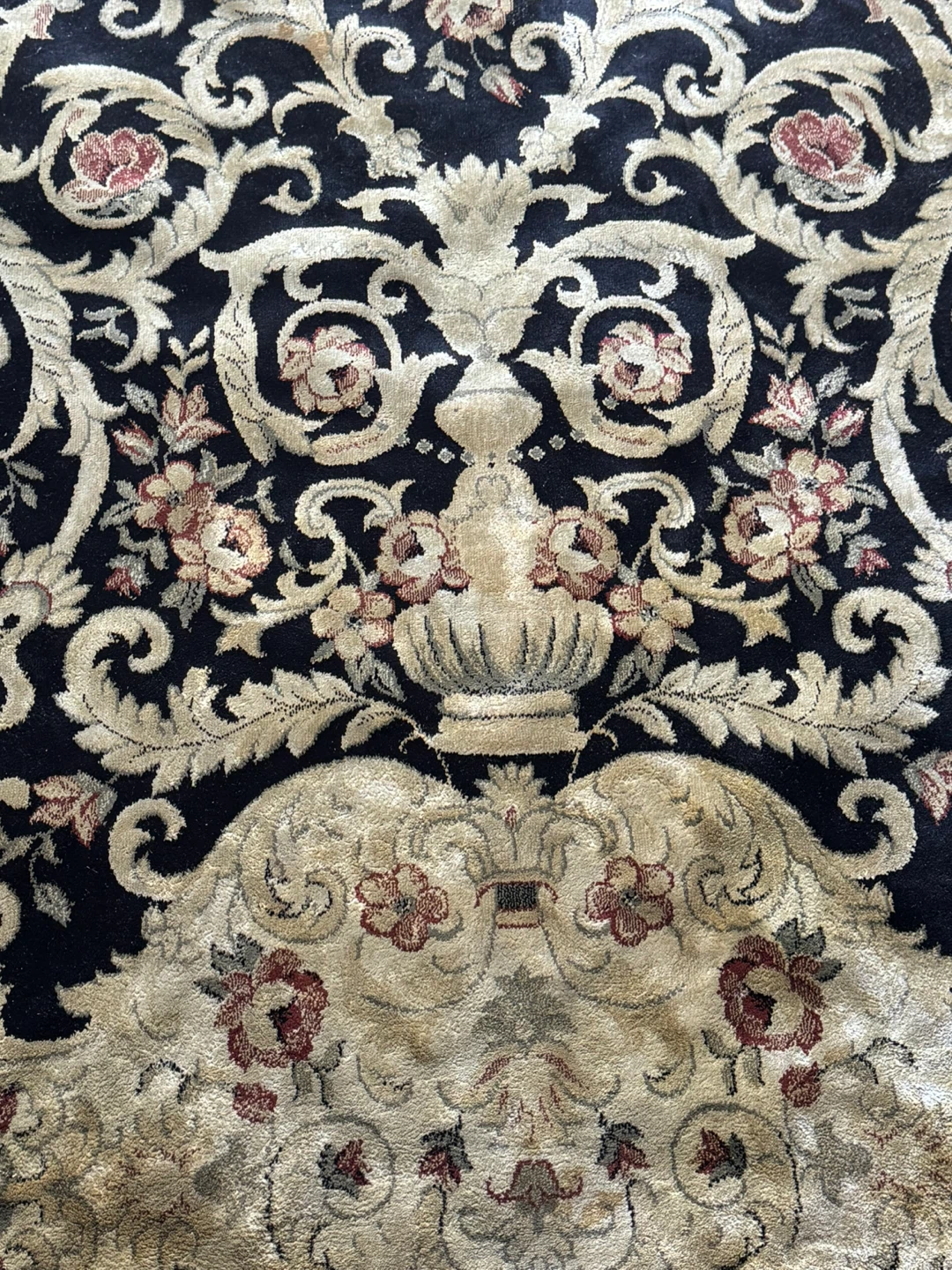 Traditional Persian-style floral area rug - photo 3