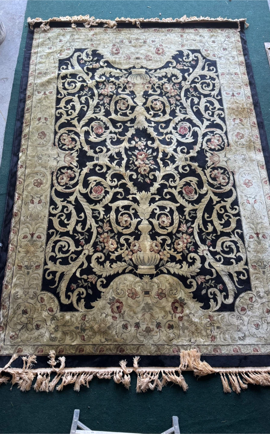 Traditional Persian-style floral area rug - photo 4
