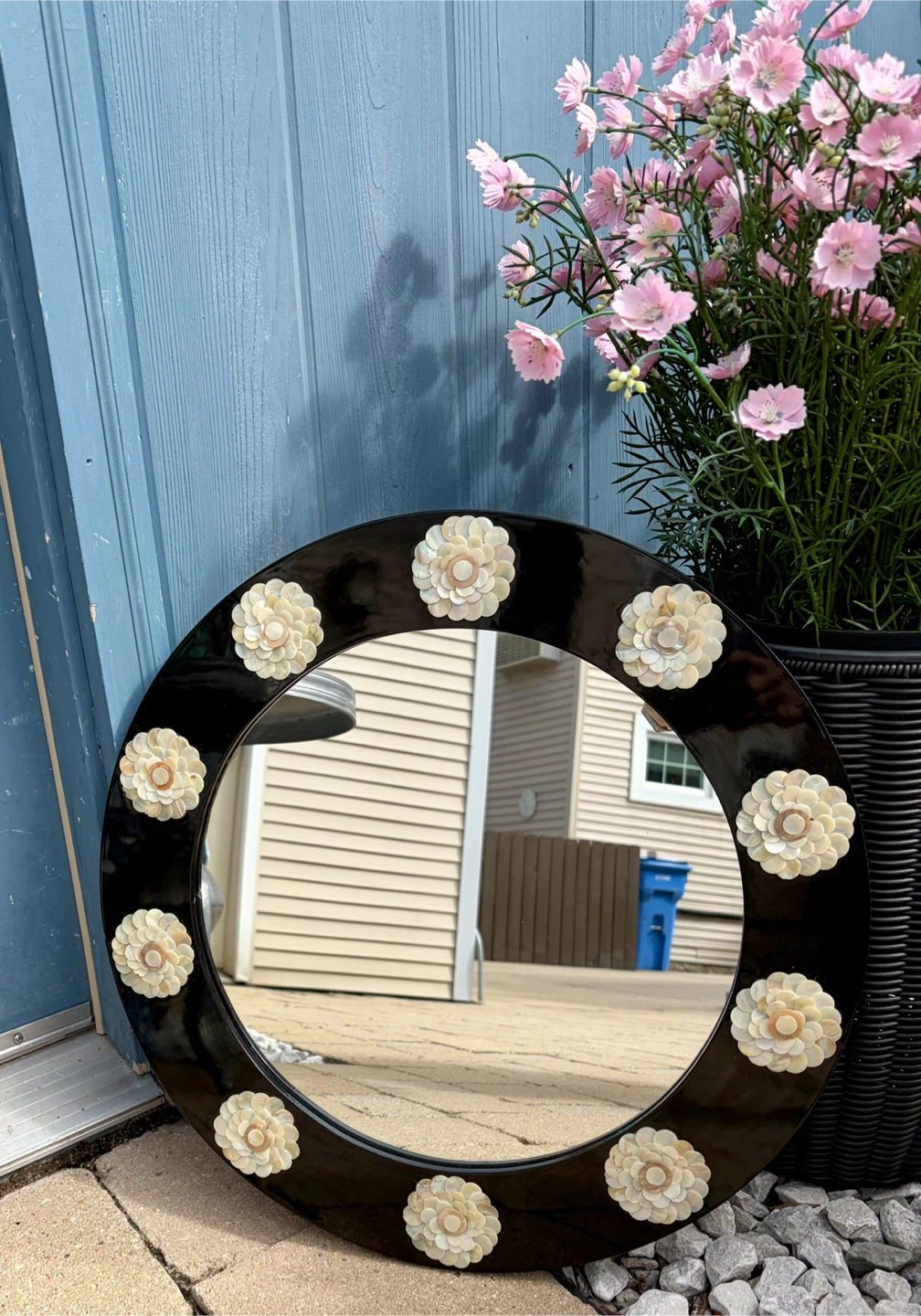 PRETTY ROUND MIRROR