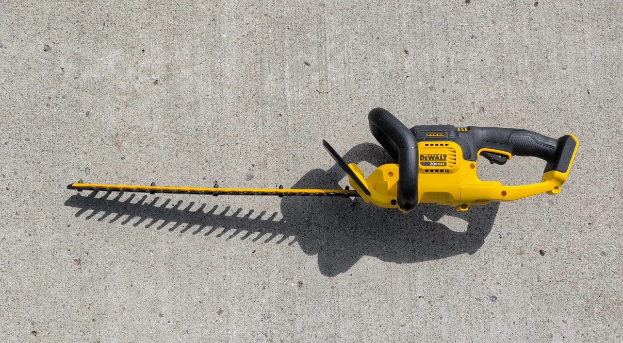 DeWalt 20V MAX 22-inch Cordless Hedge Trimmer - photo 2