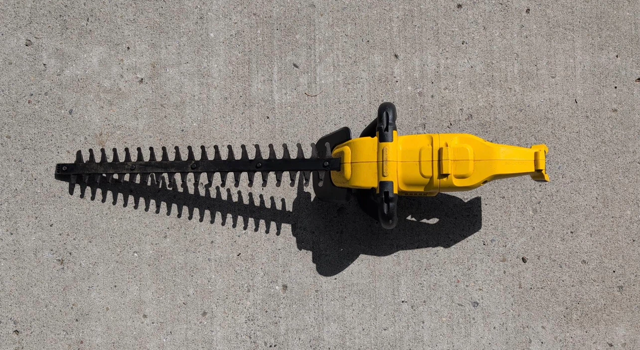 DeWalt 20V MAX 22-inch Cordless Hedge Trimmer - photo 3