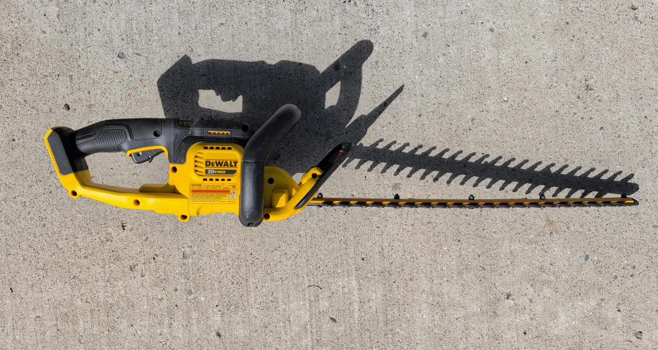 DeWalt 20V MAX 22-inch Cordless Hedge Trimmer - photo 4