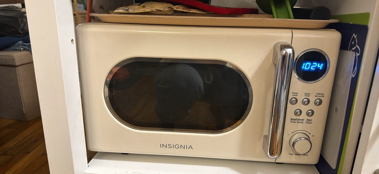 Insignia 0.7 Cu. Ft. Retro Compact Microwave - Cream
