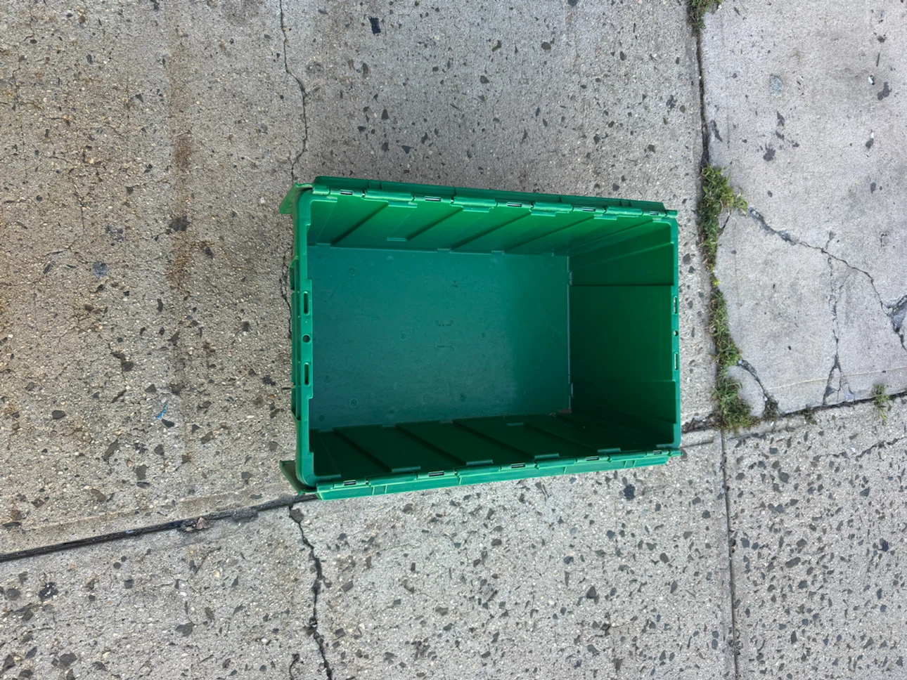 5-Green Plastic Attached Lid Storage Bin 27x17x12 - photo 4