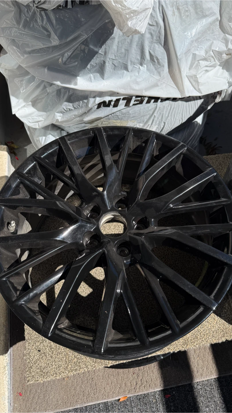 Black Alloy Vehicle Rim 18x8J