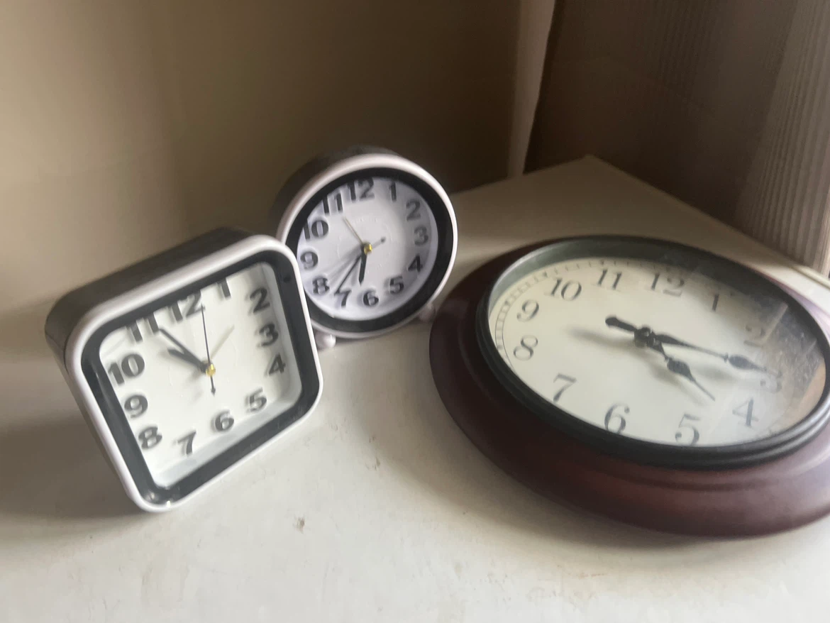 Set of Three Assorted Clocks - photo 2