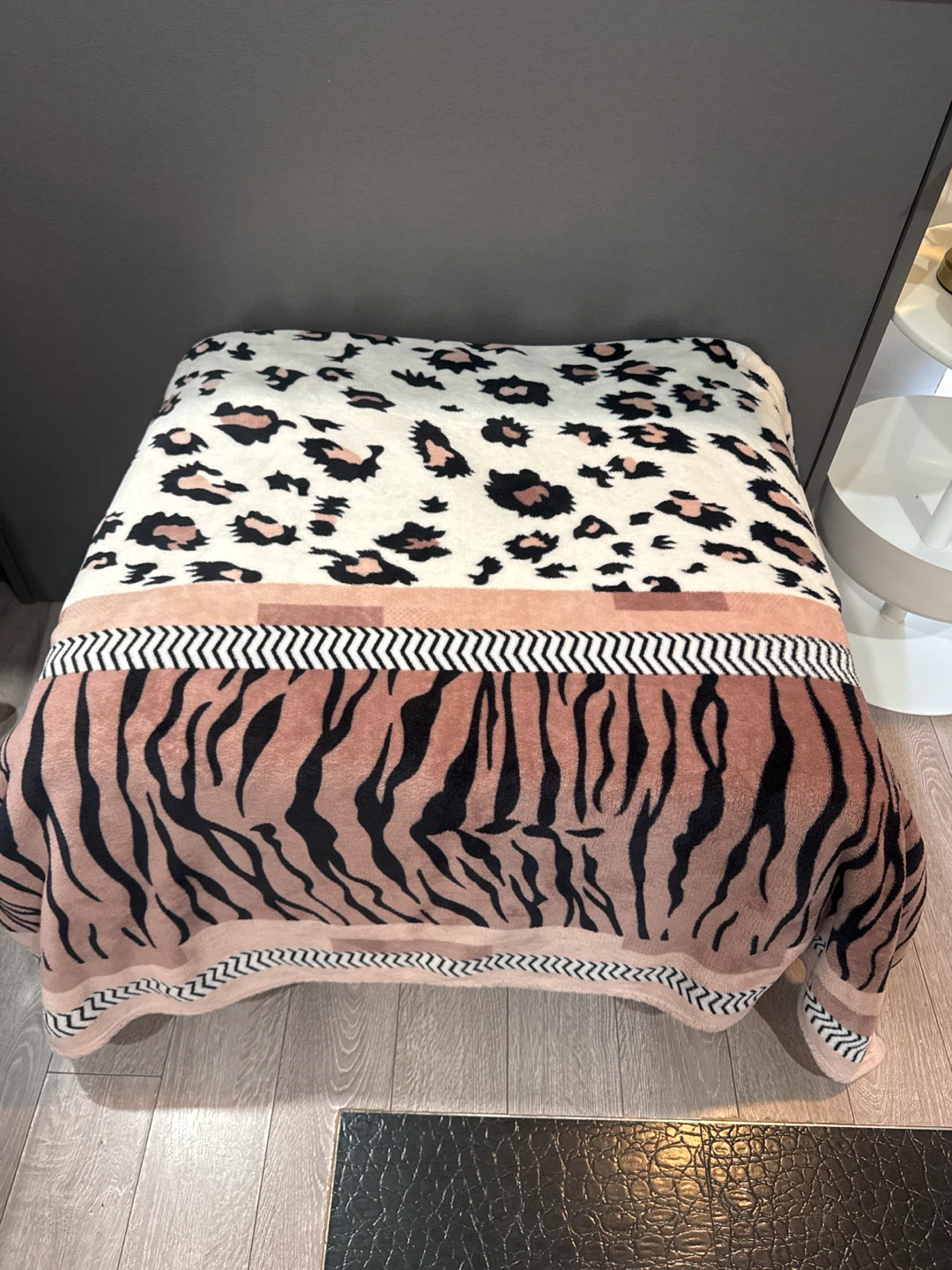Moving sale sofa, ottoman and throws - photo 4