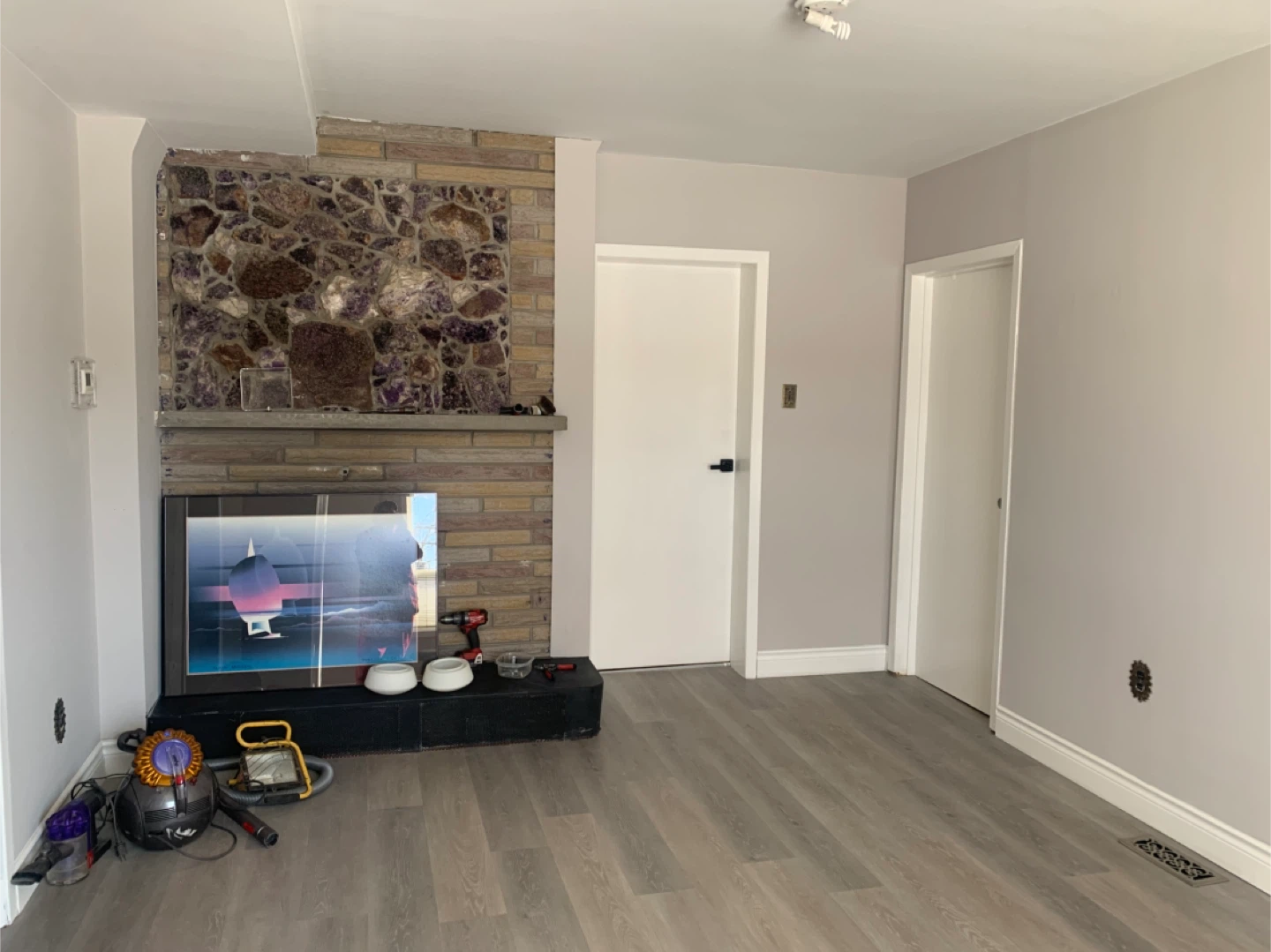 Renovated spacious 1bed rm. apt. For SINGLE- Oct 10 - photo 3