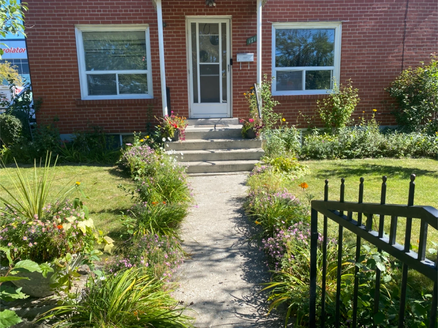 Renovated spacious 1bed rm. apt. For SINGLE- Oct 10