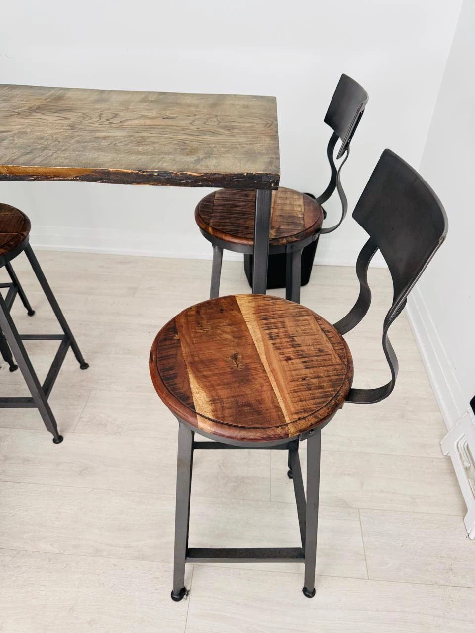 Solid wood high top table with 4 matching stools - photo 2