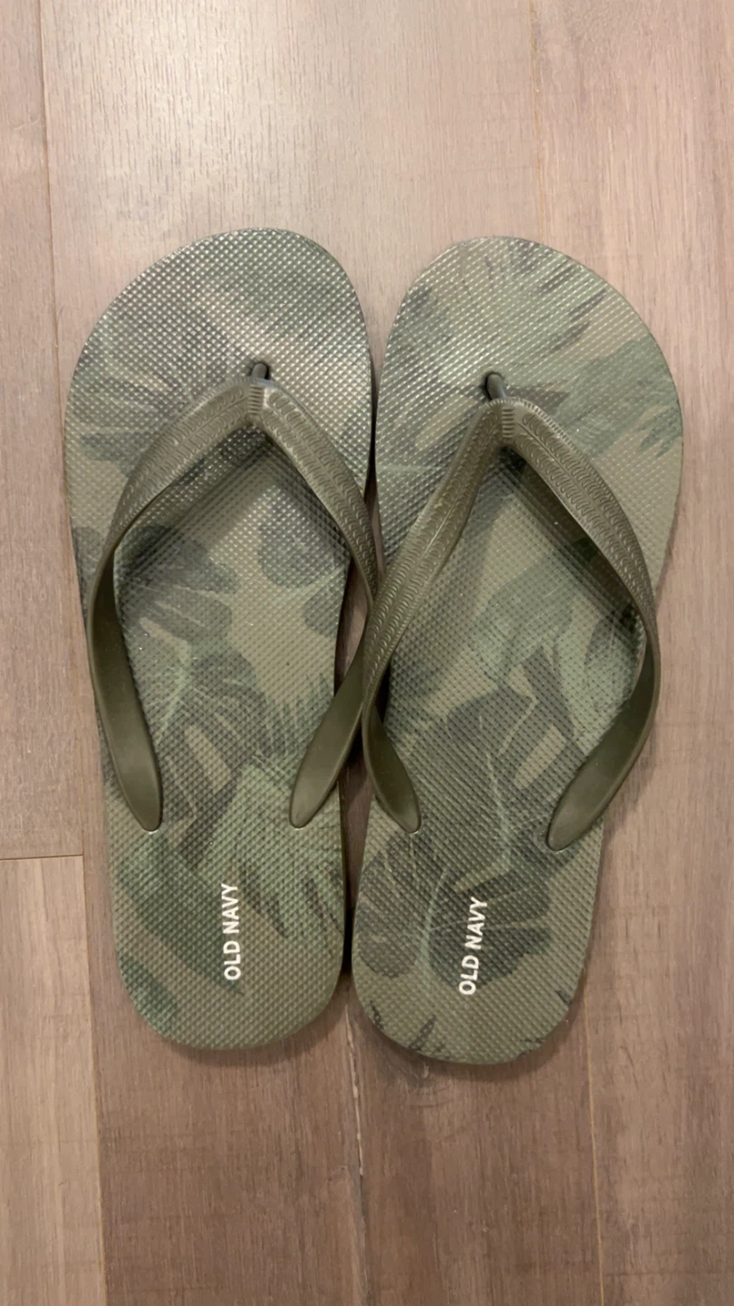 Old Navy Leaf Print Flip Flops