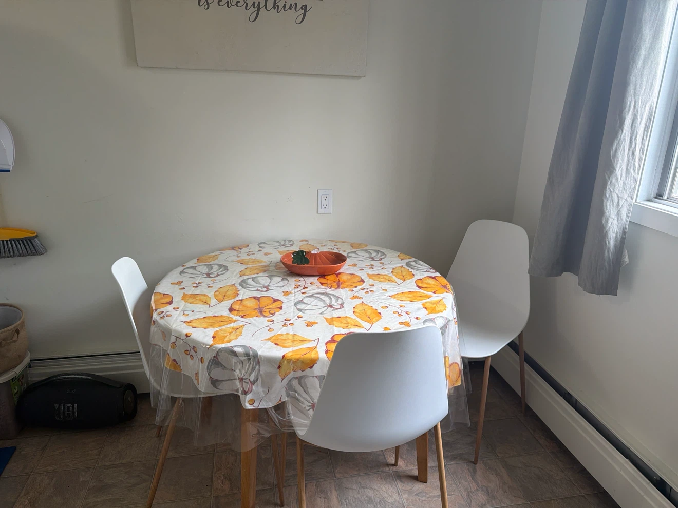 Round Dining Table and 3 White Chairs - photo 2