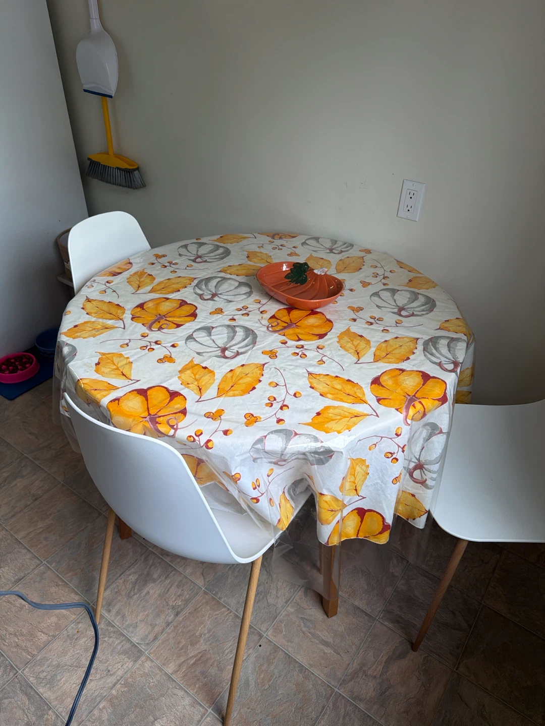 Round Dining Table and 3 White Chairs - photo 3