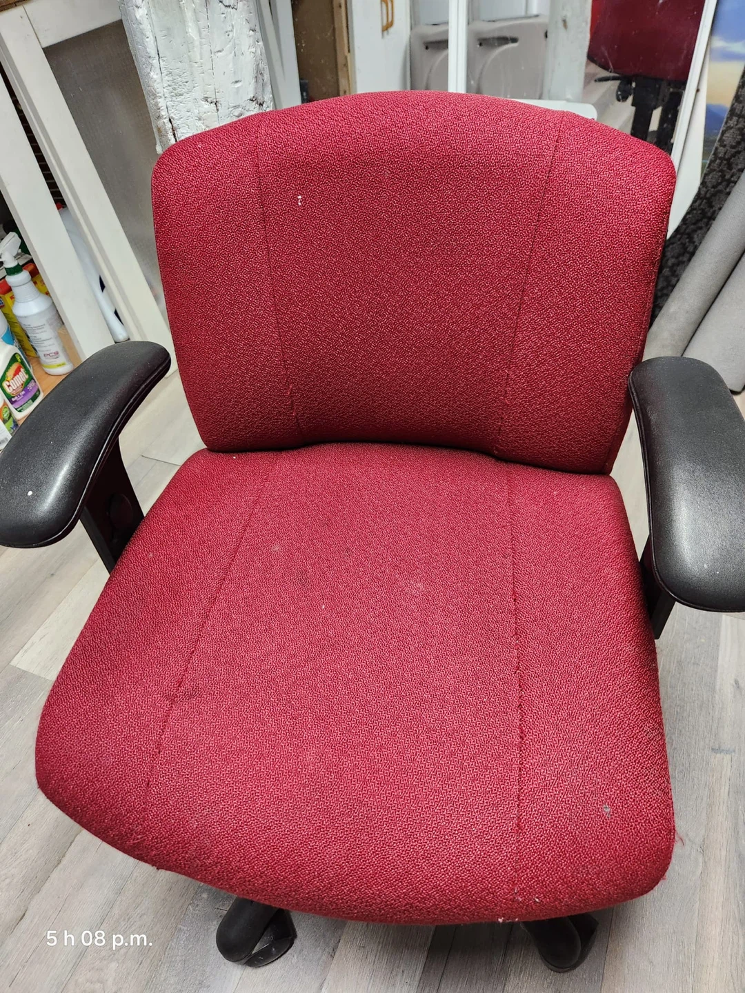 Chaise de bureau rouge ajustable avec accoudoirs – 25$