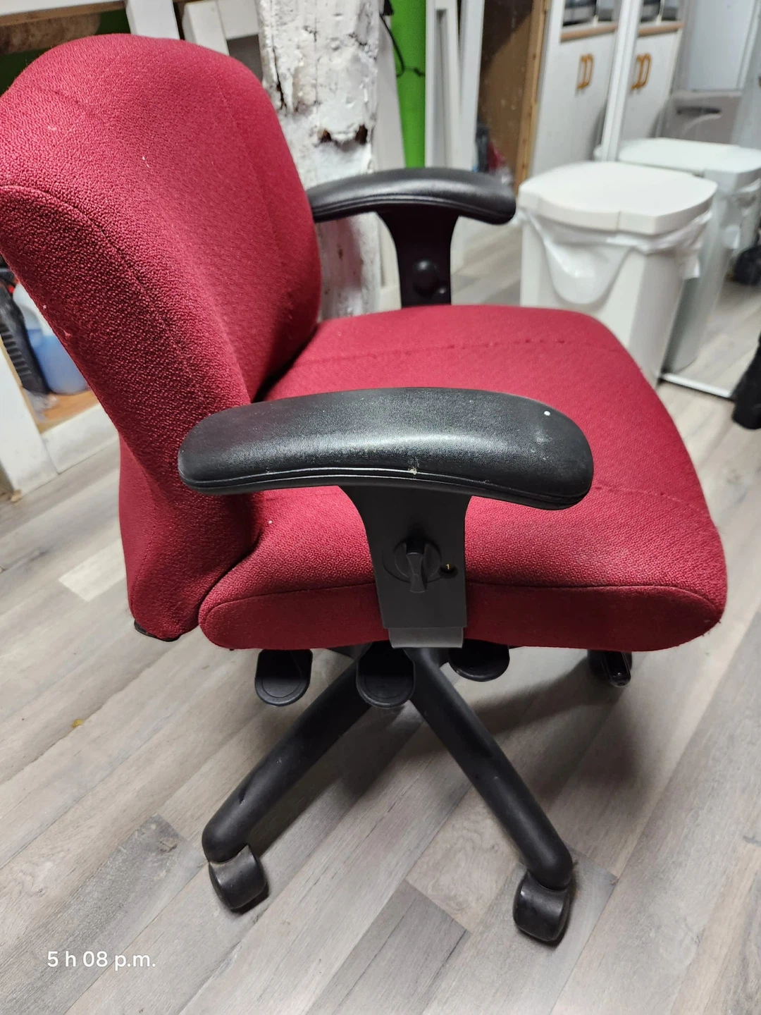 Chaise de bureau rouge ajustable avec accoudoirs – 25$ - photo 2