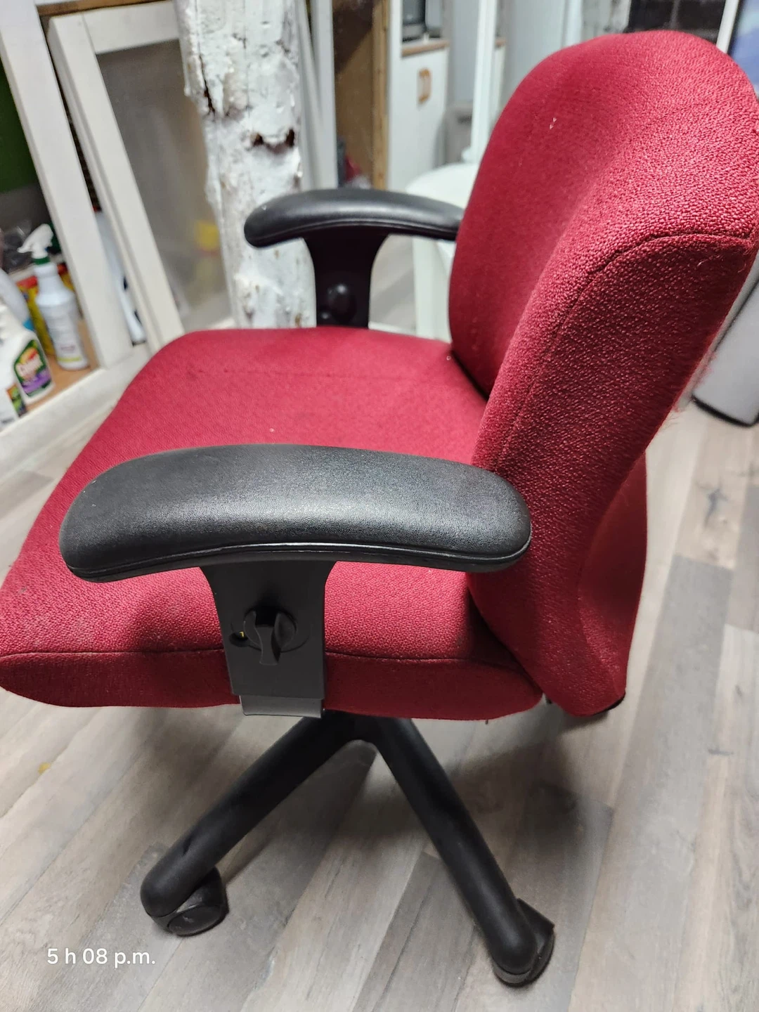 Chaise de bureau rouge ajustable avec accoudoirs – 25$ - photo 3